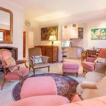 Spacious Flat With Balcony In Appartamento Chamonix