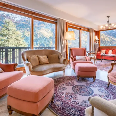 Spacious Flat With Balcony In Appartamento Chamonix