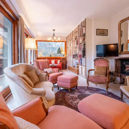 Spacious Flat With Balcony In Appartamento