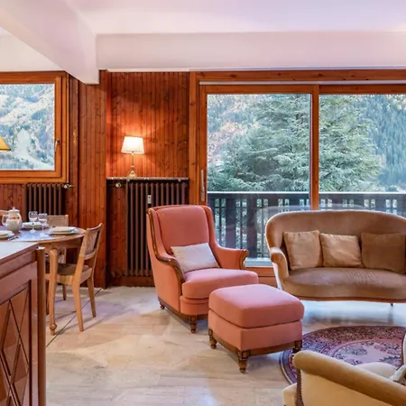Spacious Flat With Balcony In Apartment *