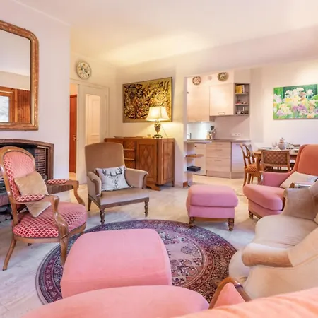Spacious Flat With Balcony In Appartamento